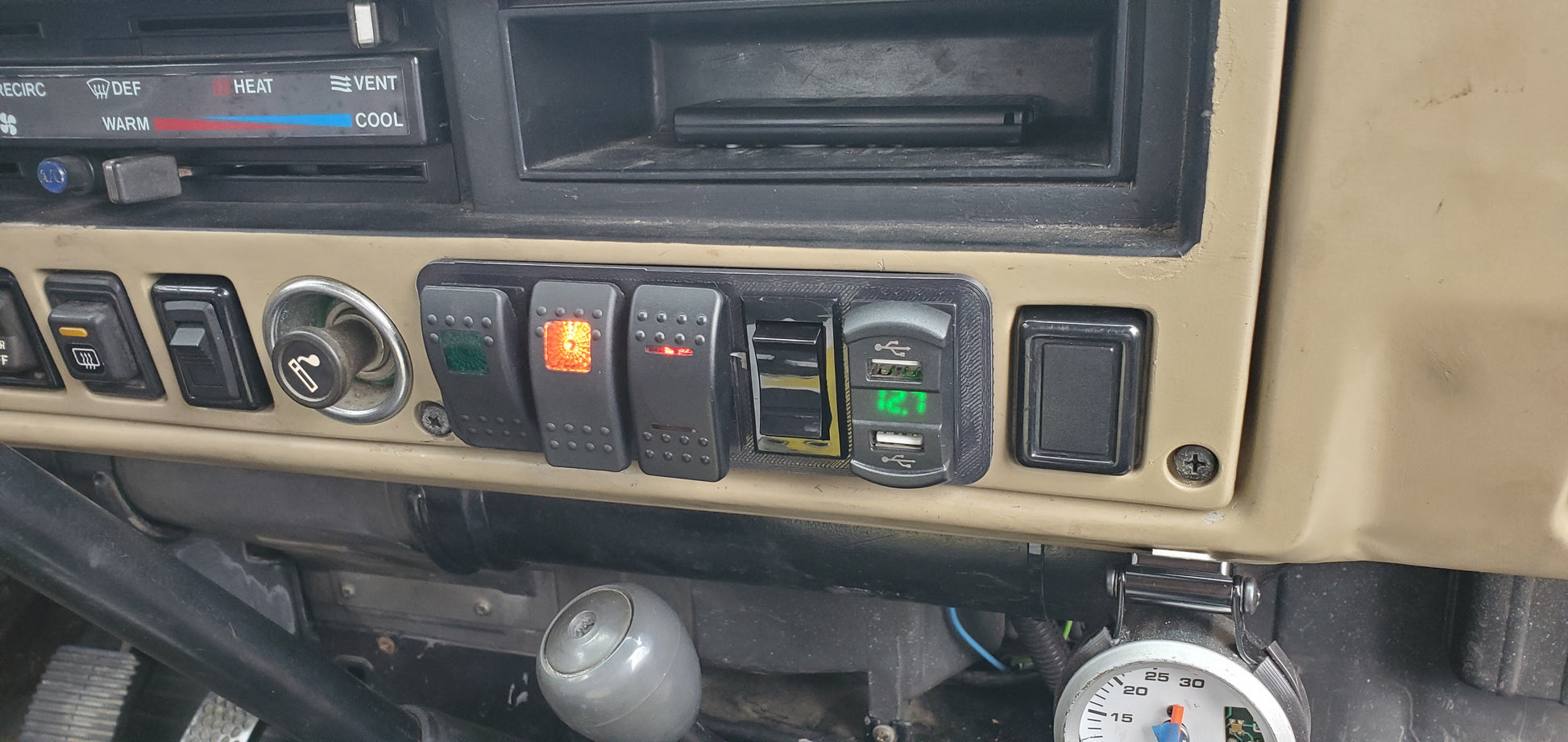 FJ60 ash trey switch panel installed into toyota dash with carling configuration